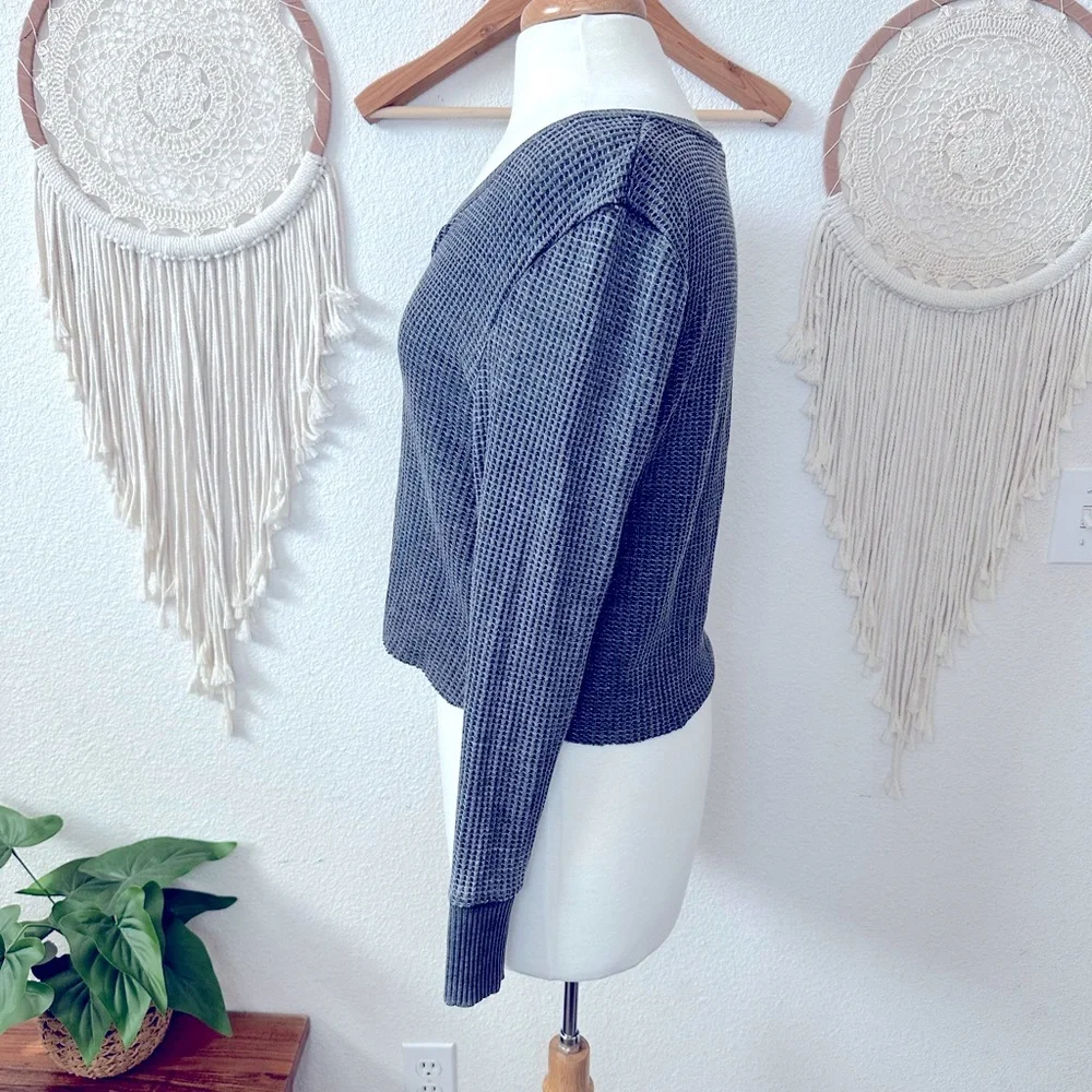 Seven7 gray waffle knit cropped Henley long sleeve shirt large